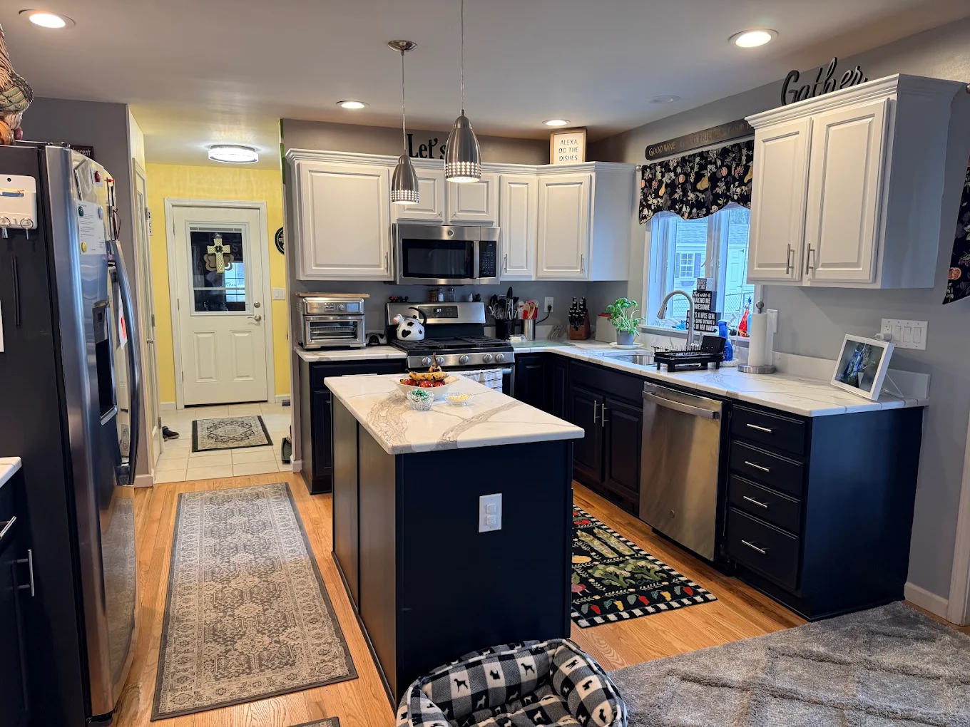 Kitchen with white upper cabinets and navy lower cabinets
